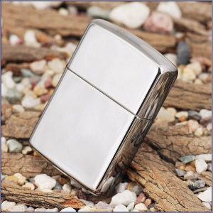 Một mẫu zippo trơn bóng màu bạc dễ dàng được sửa dụng cho việc chạm khắc.