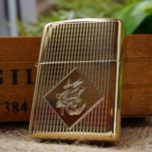 Chiếc Zippo bằng đồng được khắc chữ Phúc mang tới vẻ bắt mắt và sang trọng