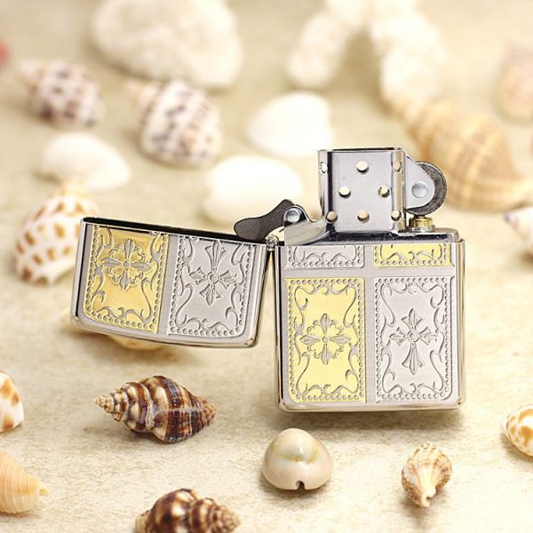 bật lửa zippo họa tiết màu vàng bạc