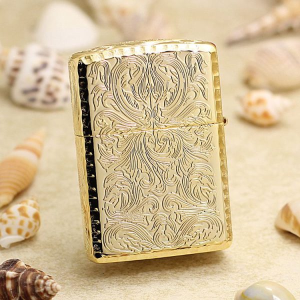 bật lửa zippo họa tiết màu vàng