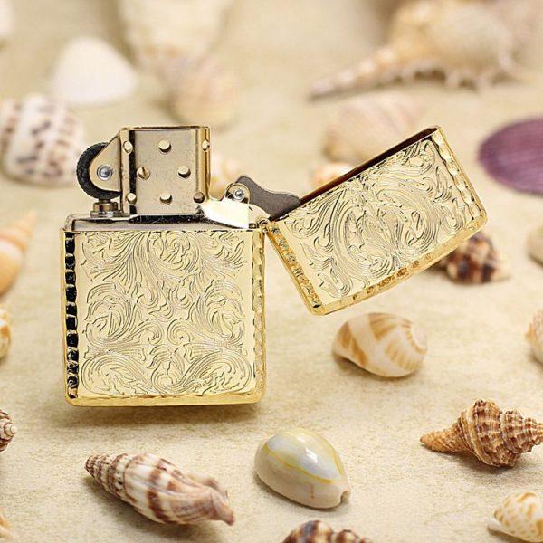 bật lửa zippo họa tiết màu vàng