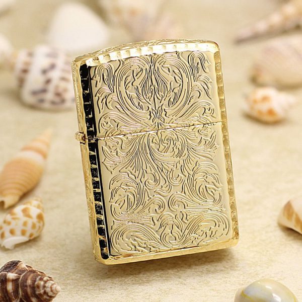 bật lửa zippo họa tiết màu vàng