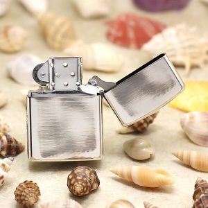 bật lửa zippo họa tiết màu bạc