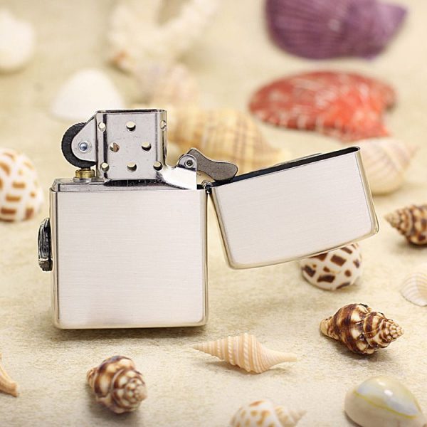 bật lửa zippo họa tiết màu vàng