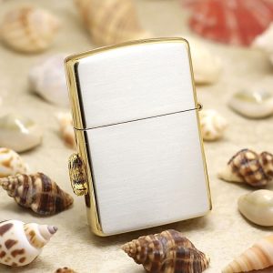 Zippo ốp hình ngựa mạ vàng, nền họa tiết caro mạ bạc ZBT-5-3E