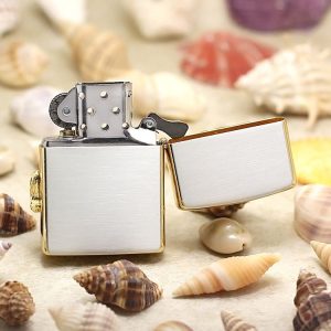 Zippo ốp hình ngựa mạ vàng, nền họa tiết caro mạ bạc ZBT-5-3E