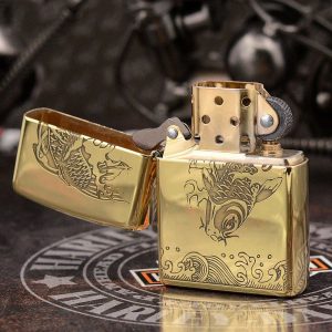 bật lửa zippo họa tiết màu vàng