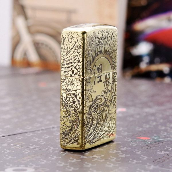 bật lửa zippo họa tiết màu vàng