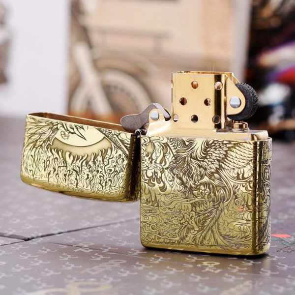 bật lửa zippo họa tiết màu vàng