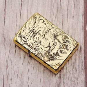 bật lửa zippo họa tiết màu vàng