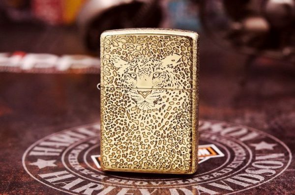 bật lửa zippo họa tiết màu vàng