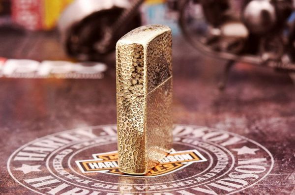 bật lửa zippo họa tiết màu vàng