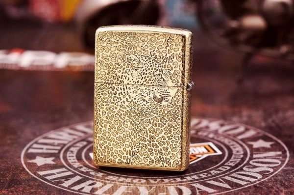 bật lửa zippo họa tiết màu vàng