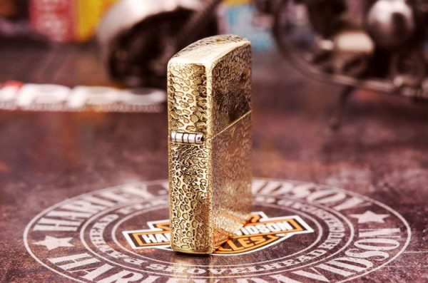 bật lửa zippo họa tiết màu vàng