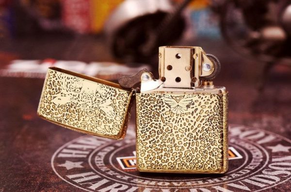 bật lửa zippo họa tiết màu vàng