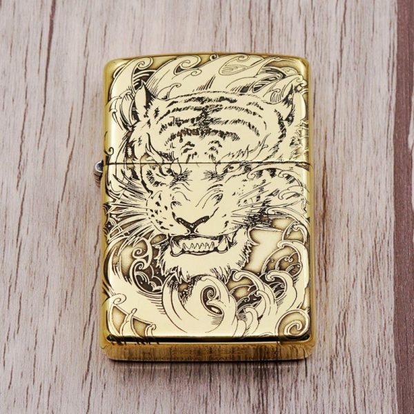 bật lửa zippo họa tiết màu vàng