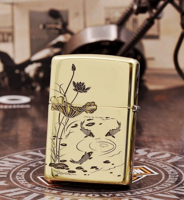 bật lửa zippo họa tiết màu vàng