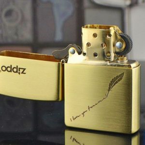 bật lửa zippo màu vàng