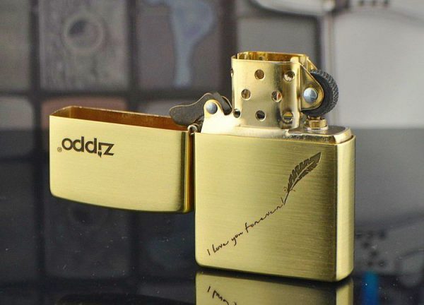 bật lửa zippo màu vàng