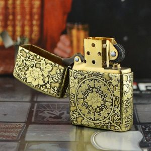 bật lửa zippo họa tiết màu vàng