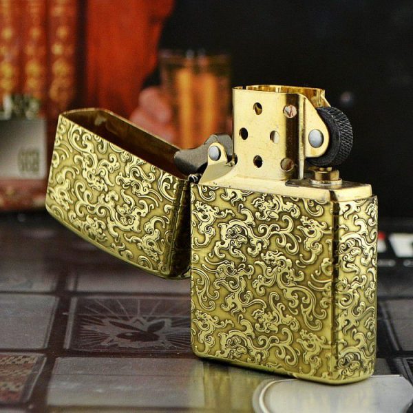 bật lửa zippo họa tiết màu vàng