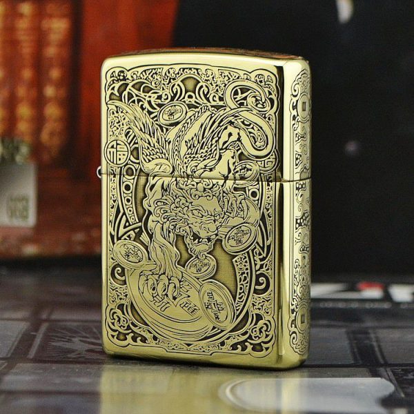 bật lửa zippo họa tiết màu vàng