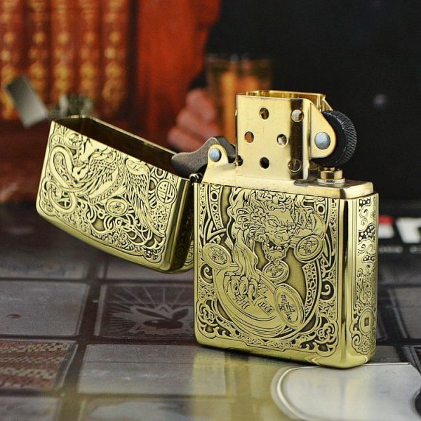 bật lửa zippo họa tiết màu vàng