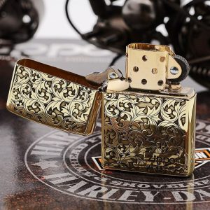 bật lửa zippo họa tiết màu vàng