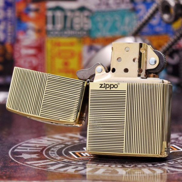 bật lửa zippo họa tiết màu vàng