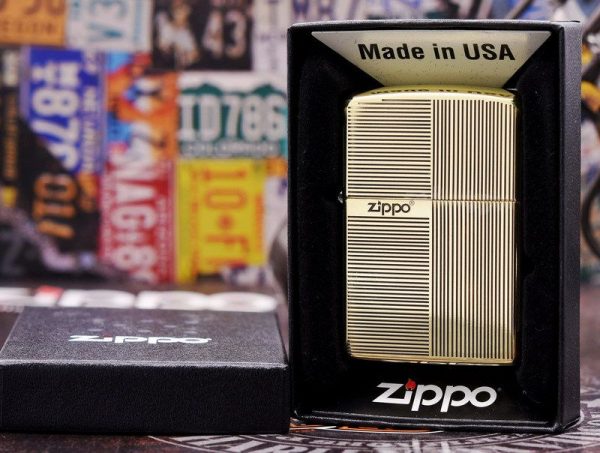 bật lửa zippo họa tiết màu vàng