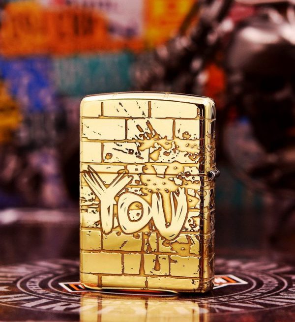 bật lửa zippo màu vang họa tiết chứ love you