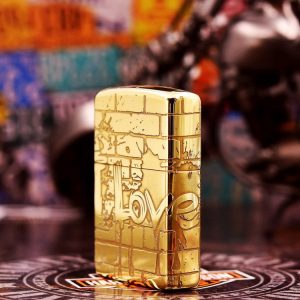 bật lửa zippo màu vang họa tiết chứ love