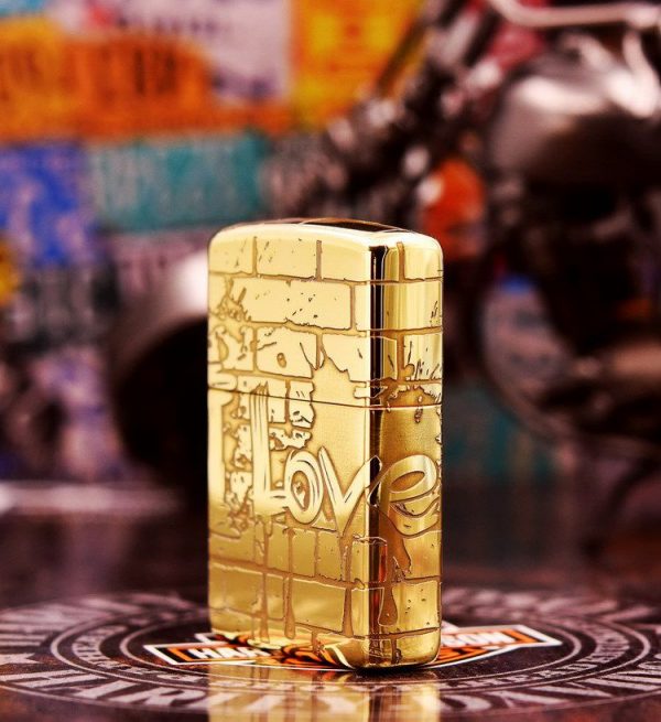 bật lửa zippo màu vang họa tiết chứ love