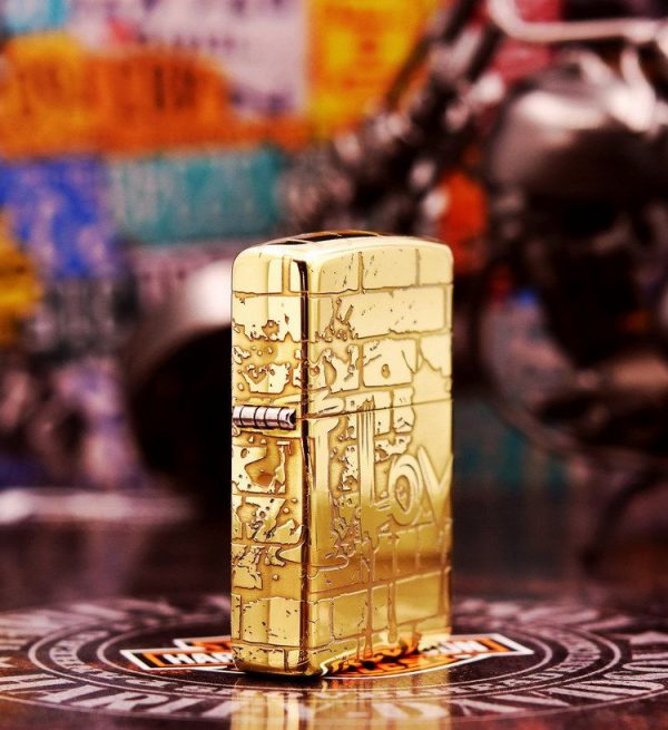 bật lửa zippo màu vang họa tiết chứ love