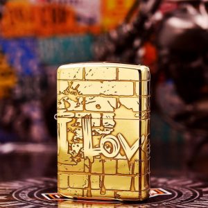 bật lửa zippo màu vang họa tiết chứ love