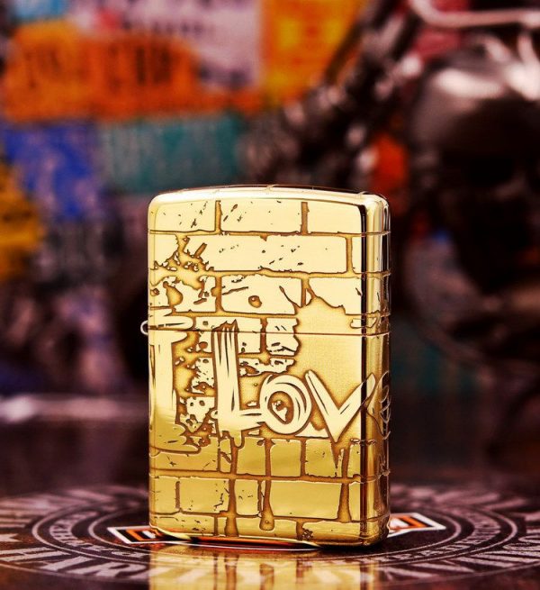 bật lửa zippo màu vang họa tiết chứ love