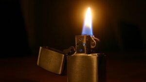 Tránh sử dụng Zippo ở nơi nhiều gió để hạn chế Zippo nhanh hết xăng